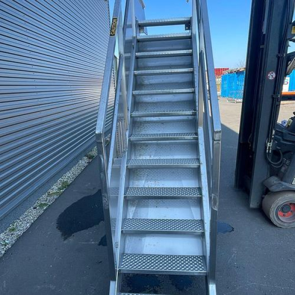 91816799-304e-4db8-8e78-4fa399fb1097-square-used-rvs-trap-met-afschermplaat