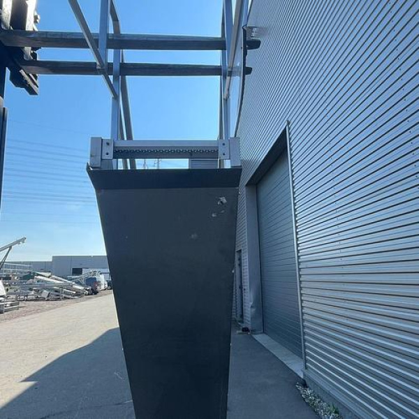 91816799-304e-4db8-8e78-4fa399fb1097-square-used-rvs-trap-met-afschermplaat(1)