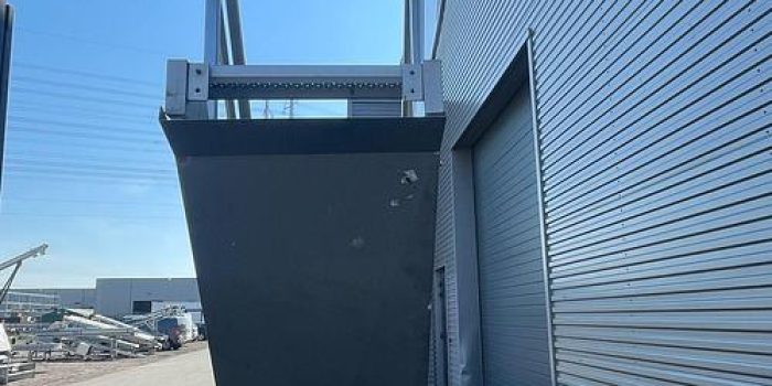 91816799-304e-4db8-8e78-4fa399fb1097-square-used-rvs-trap-met-afschermplaat(1)